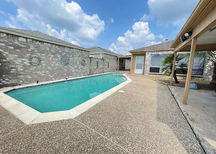 Relaxing Houston Oasis With Pool
